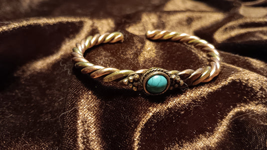 Gedrehtes Armband mit türkisfarbenem Stein