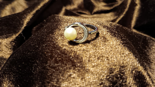 Ring mit Perle & Mondsymbol