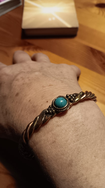 Gedrehtes Armband mit türkisfarbenem Stein