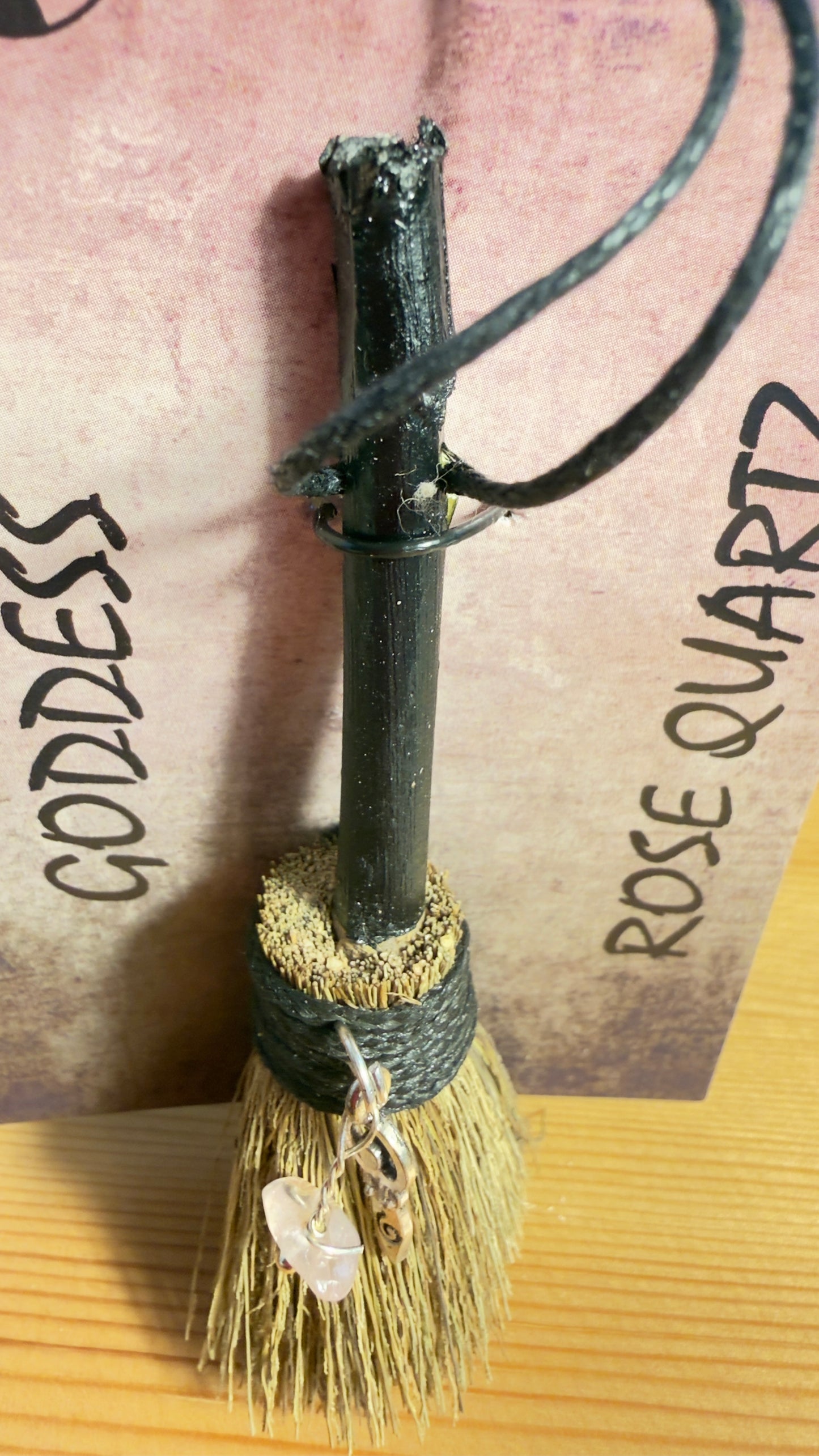 Mini Hexenbesen mit Rosenquarz